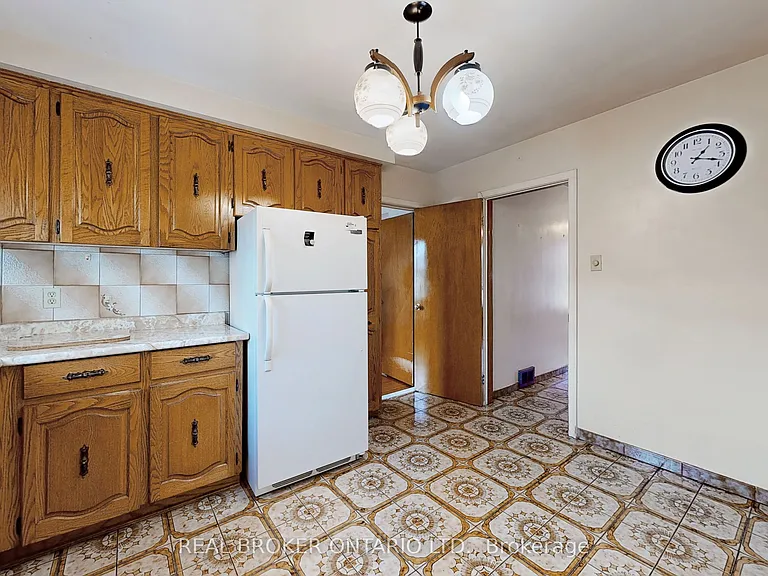 3241 Dufferin St — Photo 14