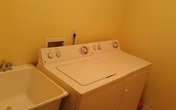 laundry rm w/ lrg utility 
