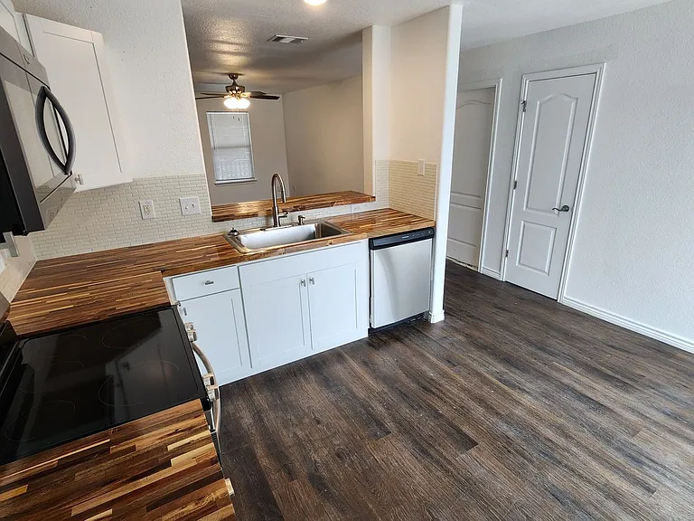 542 Pharis St — Photo 6