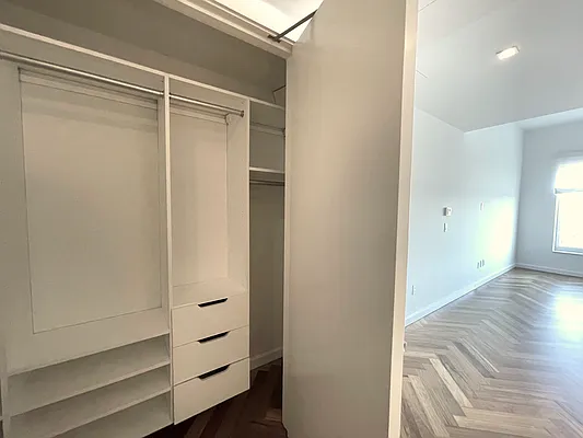 Sold by New York Residence | media 7