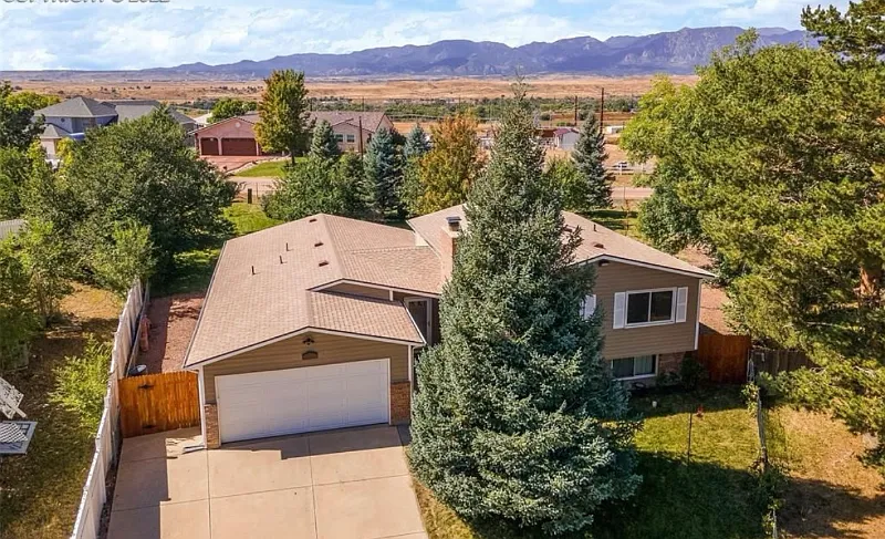Spacious 4 Bed 3 Bath Single Family Home in Fountain, CO - $2700/mo — Photo 2