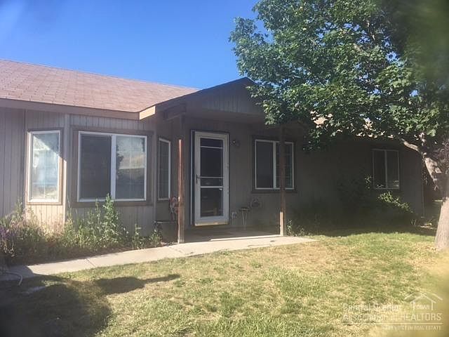 2nd image of 851 NW Redwood Pl