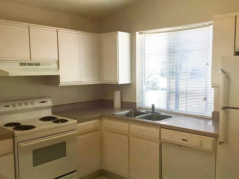 1442 NE Tucson Way #C — Photo 3