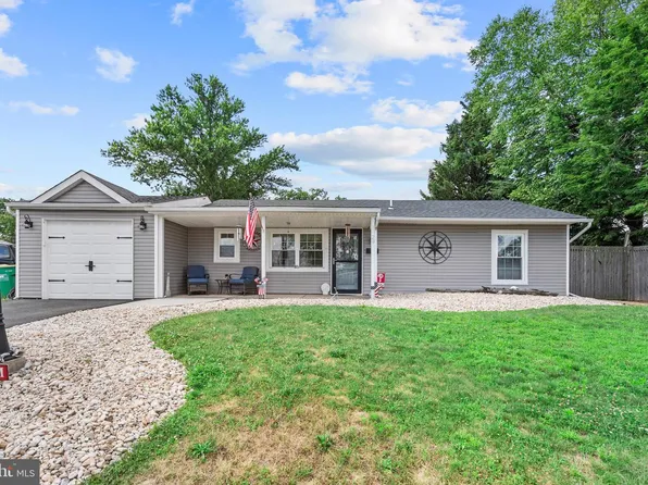 29 Favored Ln, Levittown, PA 19055
