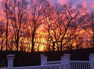 17 Rosemont Rd, Oak Ridge, NJ 07438