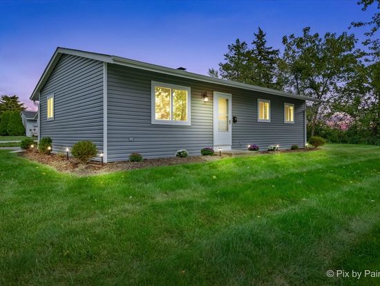 4 Austin Ave, Carpentersville, IL 60110