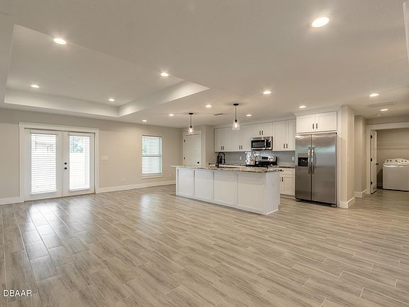 4th image of 2303 Royal Palm Dr