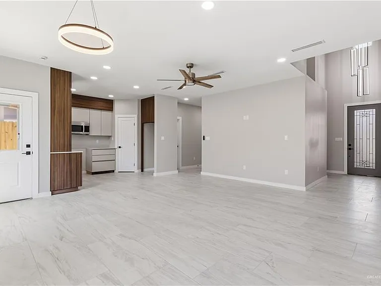 2206 Corales St — Photo 3