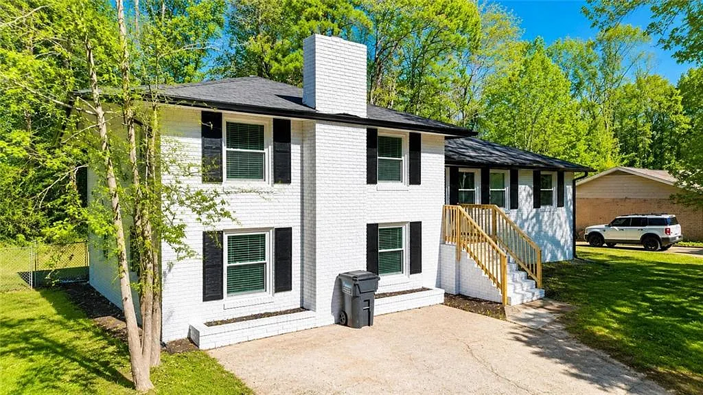 4 bed, 2.0 bath, 1350 sqft, $2,500 — Photo 3