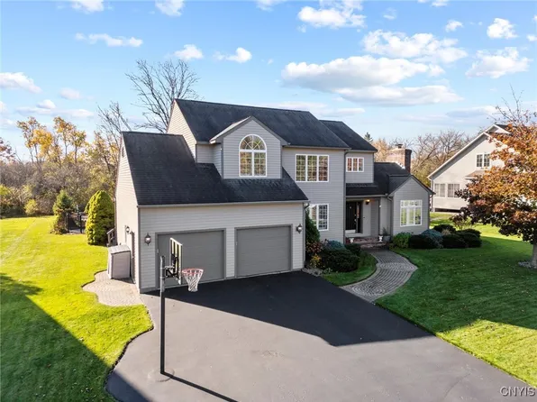 4786 Gretchen Cir, Syracuse, NY 13215