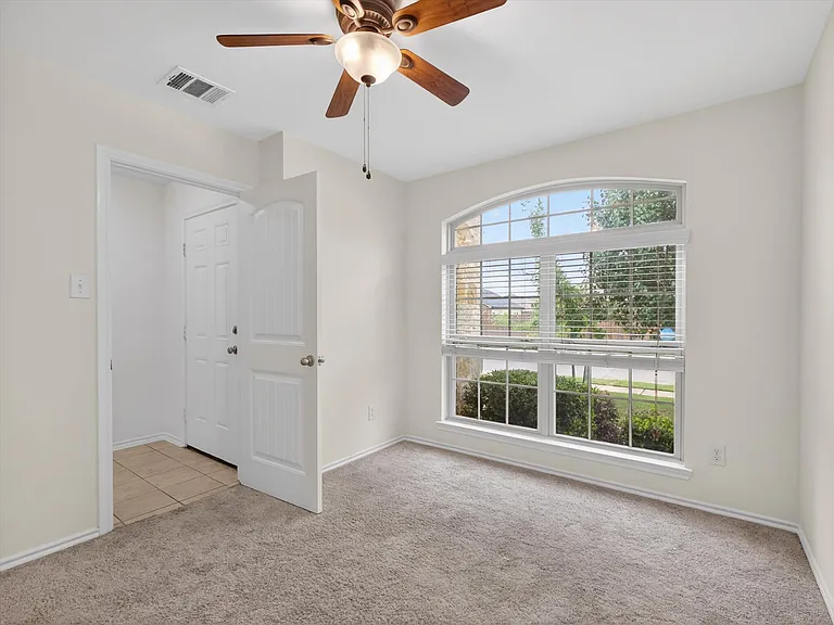 802 Platinum Dr — Photo 3