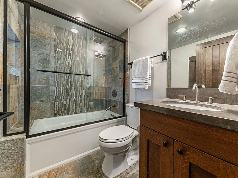 8615 Huntington Ct — Photo 32