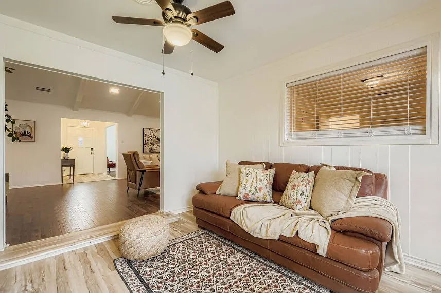 4 bed, 2.5 bath, 2098 sqft, $5,000 — Photo 2