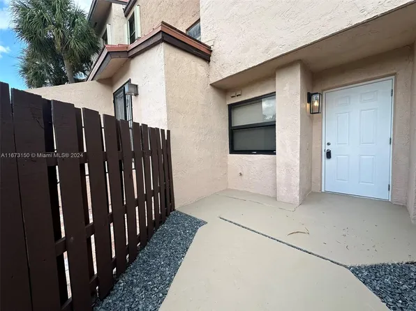 545 W Park Dr APT 7, Miami, FL 33172