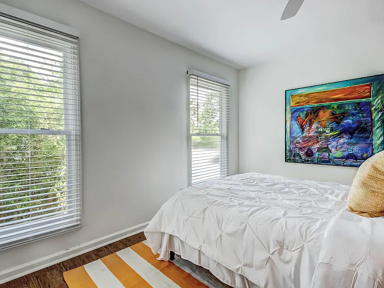 516 E Charlton Ln — Photo 15