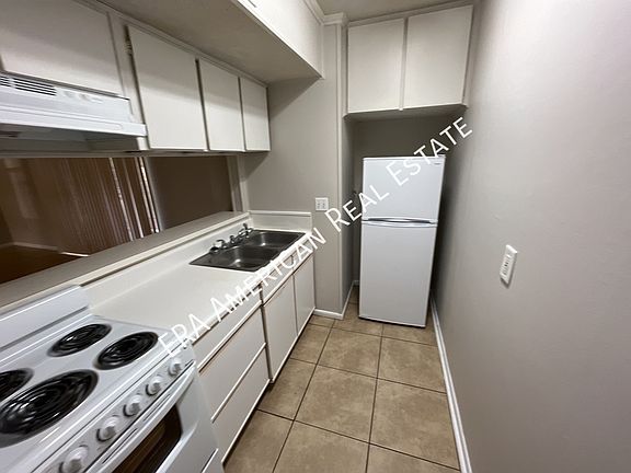 5th image of 407 Marshall Ct NW Unit 4