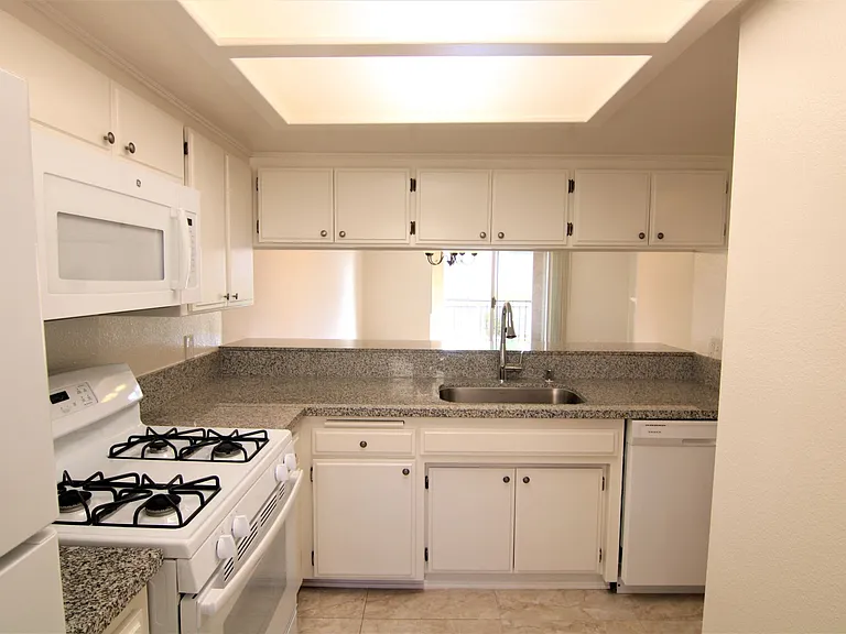 13552 Burbank Blvd #3 — Photo 9