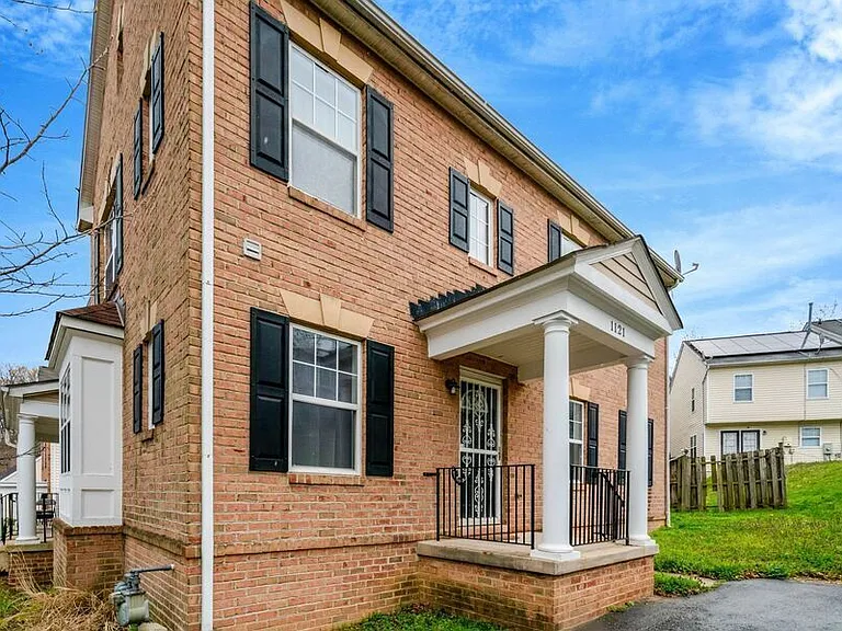 1121 Varney St SE — Photo 42