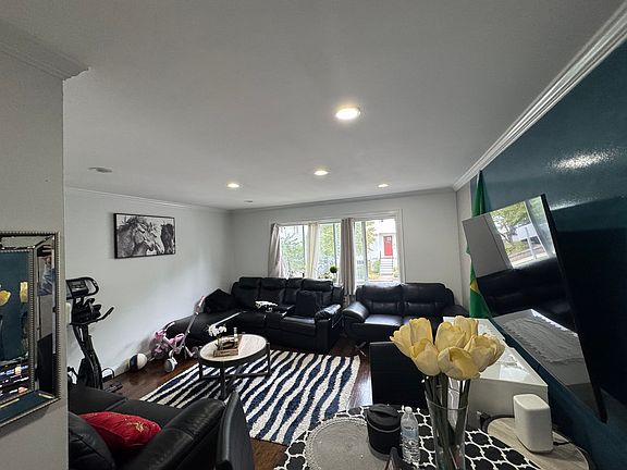 3rd image of 71 Oxford Ave APT 4