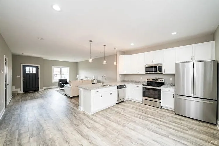 3 bed, 2.5 bath, 1346 sqft, $1,695 — Photo 2
