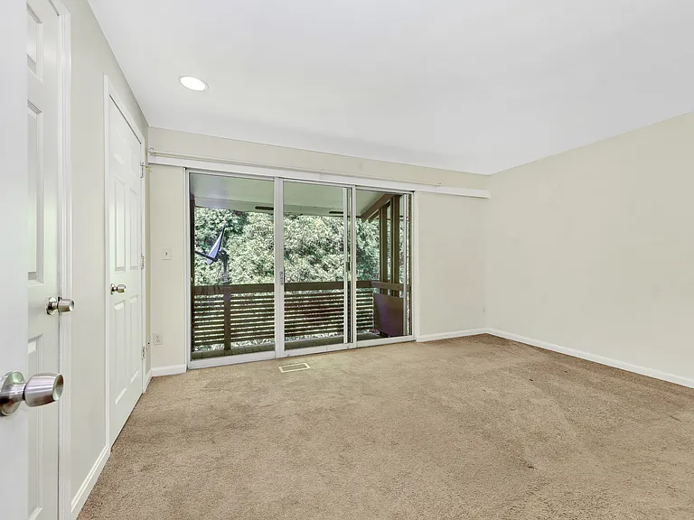 2 Essex Ln #B4 — Photo 11