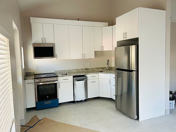 5th image of 205 Goodland Dr E