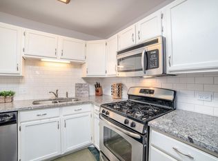 325 Woodridge Cir, South Elgin, IL 60177