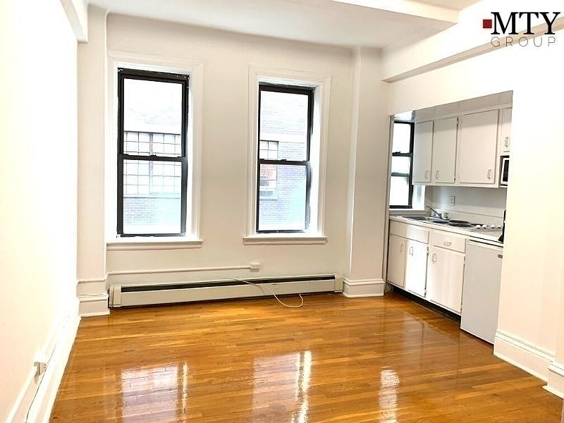 1st image of 155 E 52nd St #7
