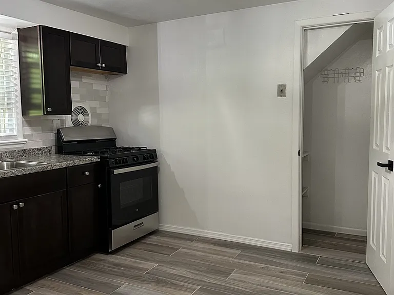 929 Warren St #2 — Photo 10