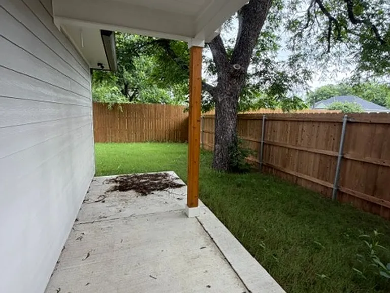 303 Live Oak St — Photo 2