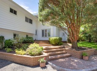 7 Imperial Ct, Great Neck, NY 11023