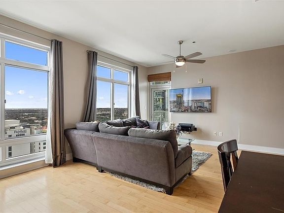 4th image of 606 Davis St #77