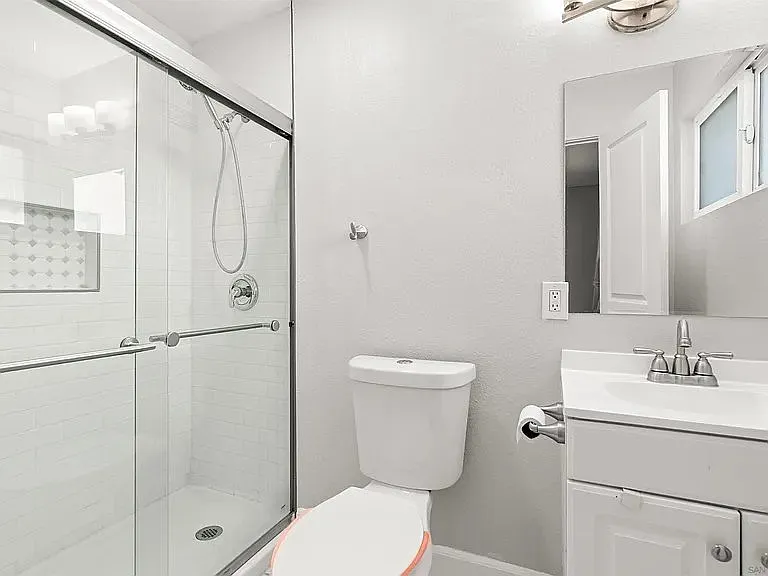 6252 Alderley St — Photo 9