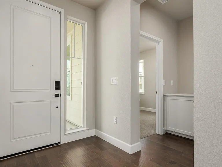 906 Woodbury Ln — Photo 3