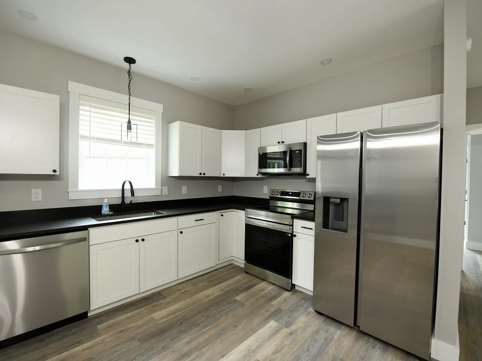 3 bed, 1232 sqft, $2,400 — Photo 4