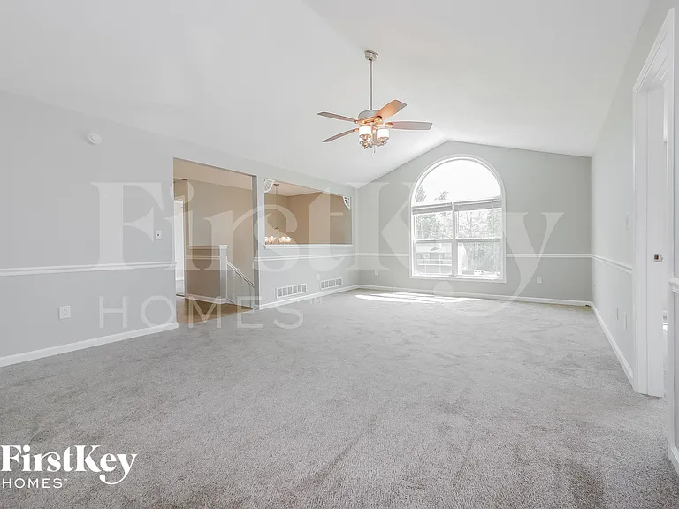 221 Whitney Ln — Photo 5