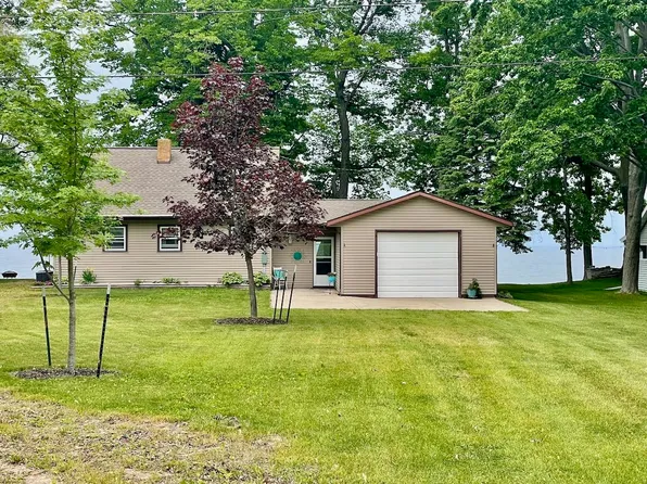 573 Arrowhead Beach Rd, Luxemburg, WI 54217