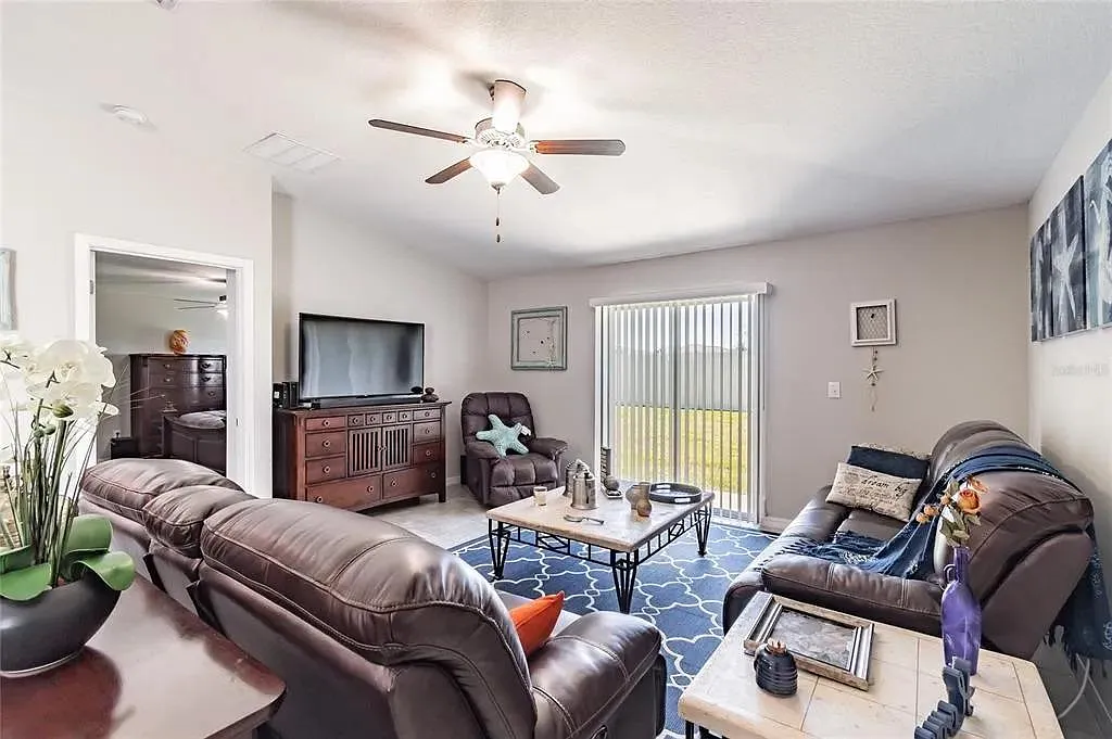 4 bed, 1810 sqft, $2,200 — Photo 4