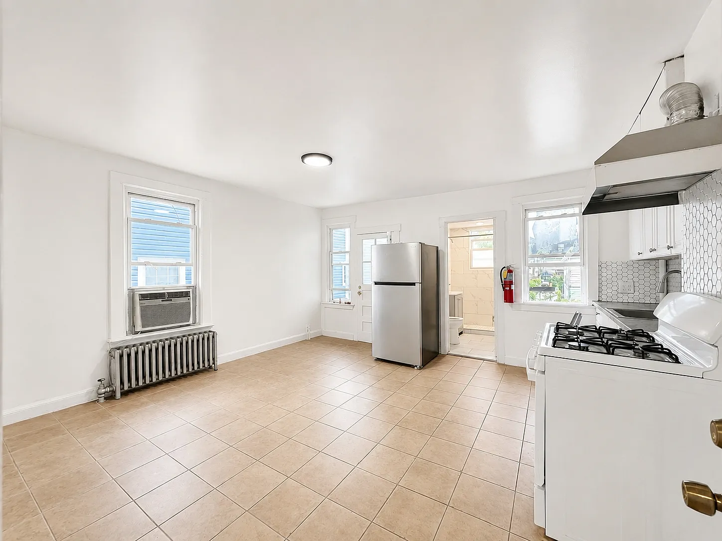 3 bed, 900 sqft, $2,400 — Photo 3