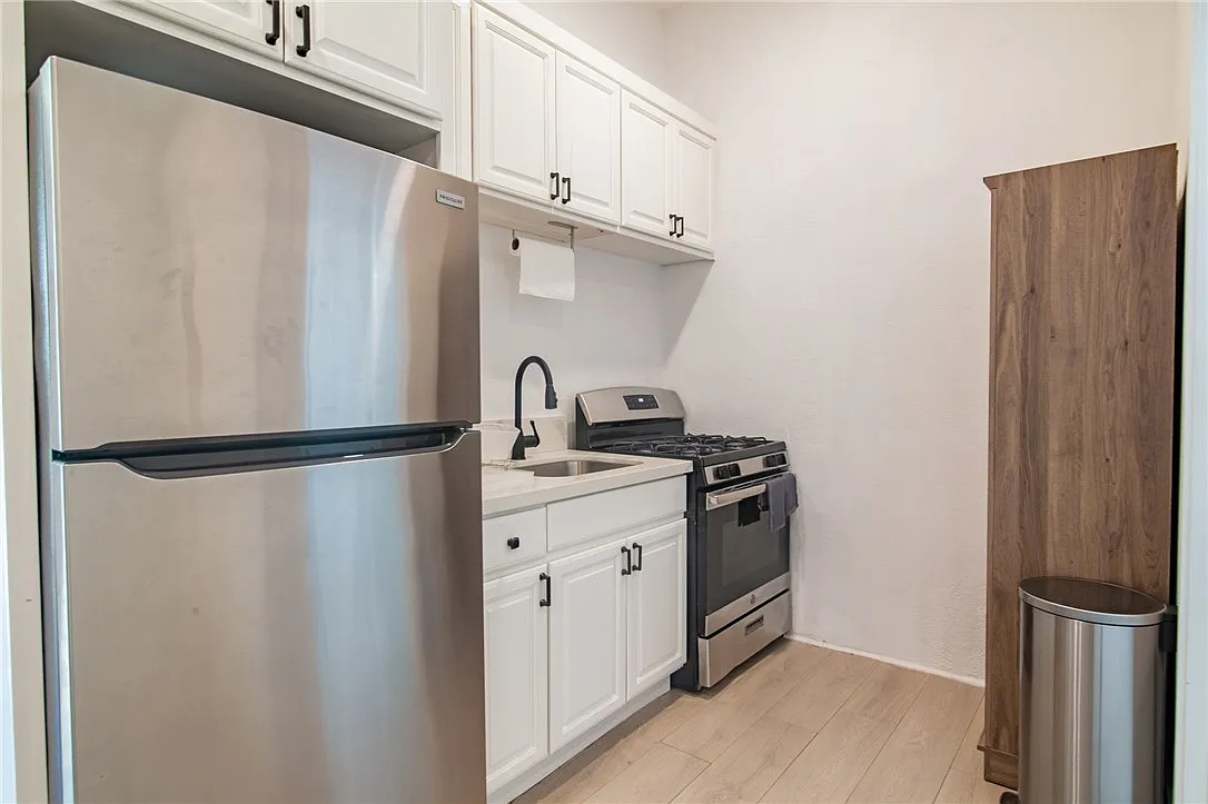 Studio, 300 sqft, $1,895 — Photo 4