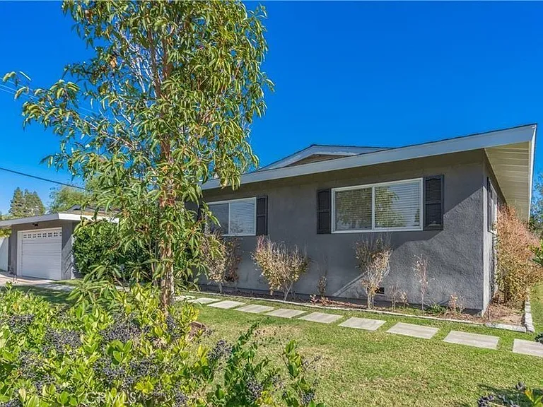 2112 Dover Dr — Photo 3