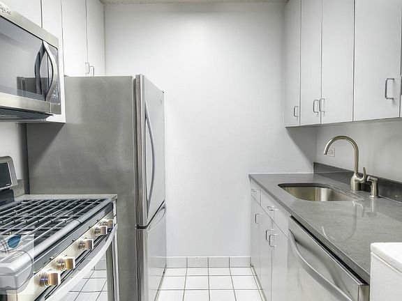 3rd image of 300 W 55th St APT 8L