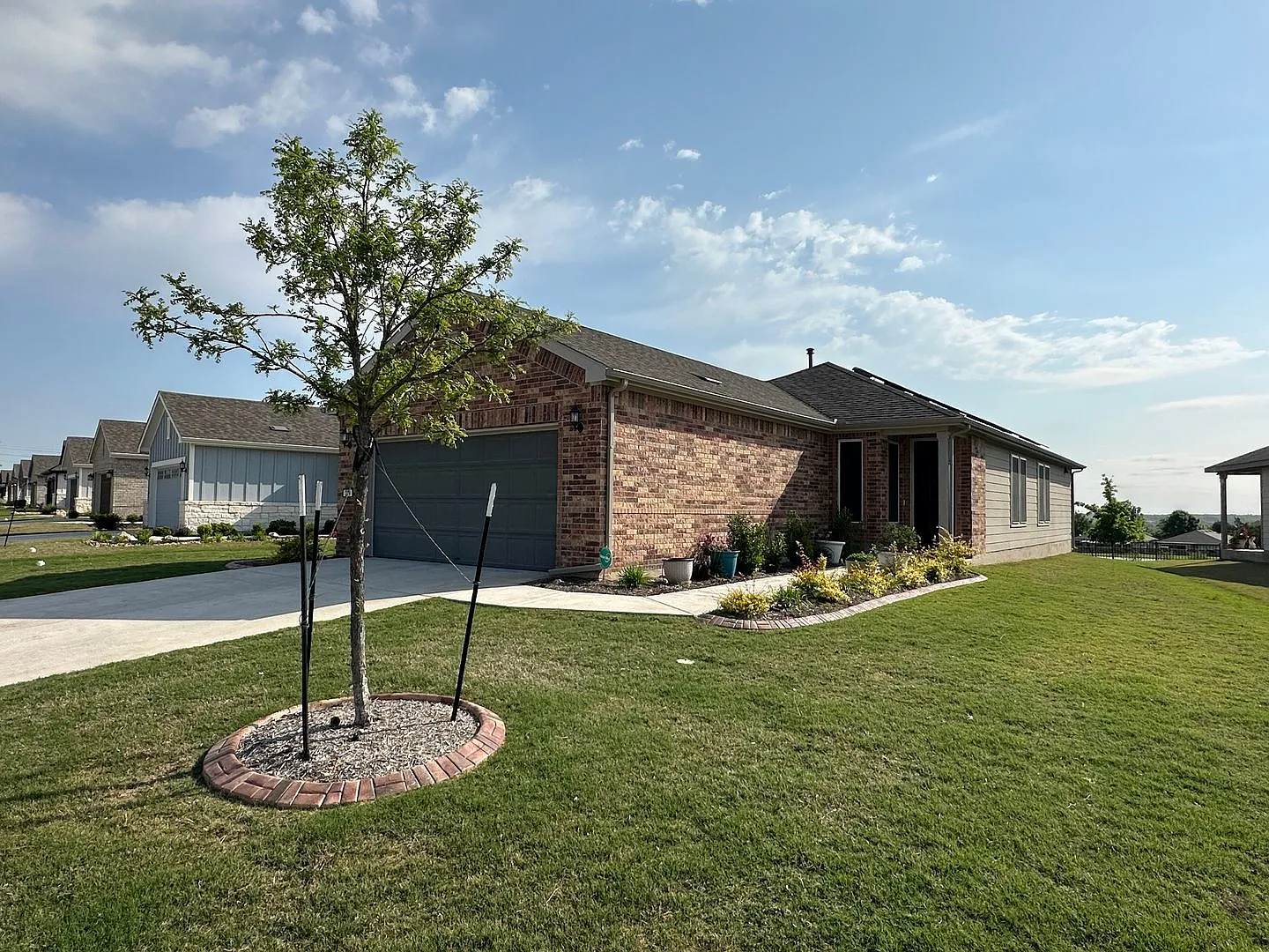 Spacious Well Maintained Single Story 2 Bedroom plus 1 Den, 2 Bathrooms Home for Rent in desired ... — Photo 2