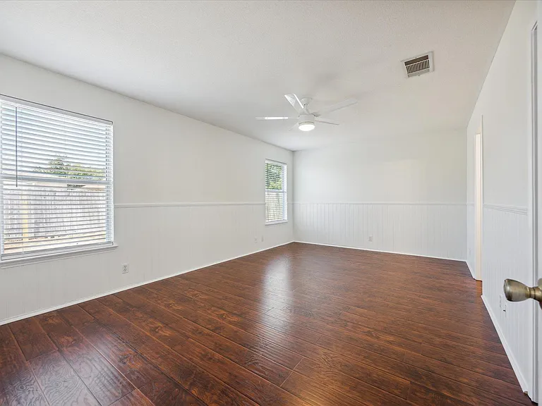 108 Loryn Dr — Photo 4