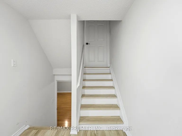 21 Avon Cres #MIDDLE LOWER — Photo 15