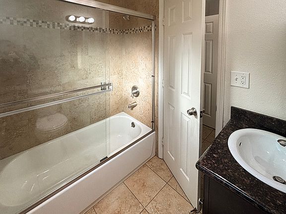 5th image of 2877 A St #27