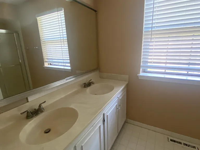 1404 Weatherstone Dr — Photo 16