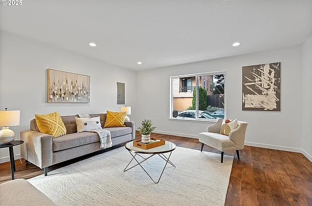 570 NE 55th Ave — Photo 4