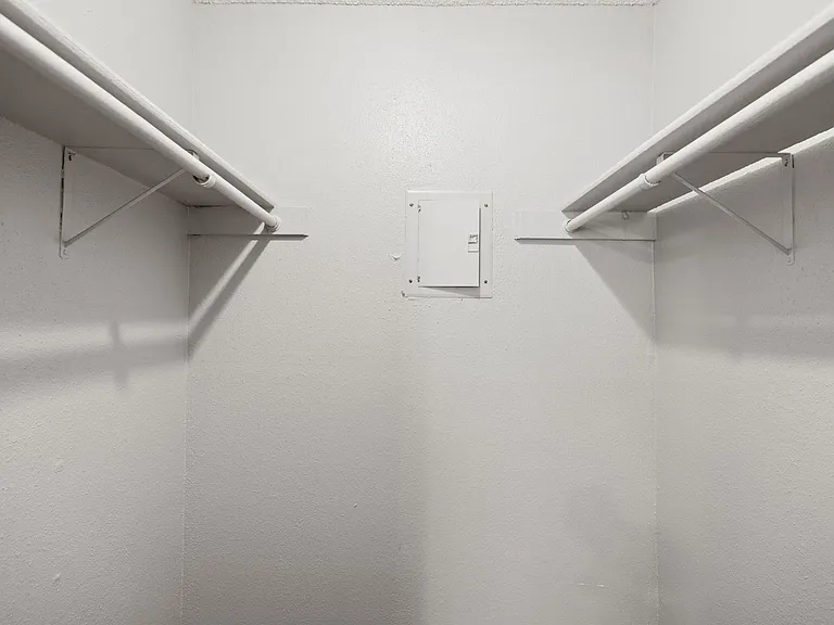 Awesome open Studio Apartments Close to Downtown — Photo 10