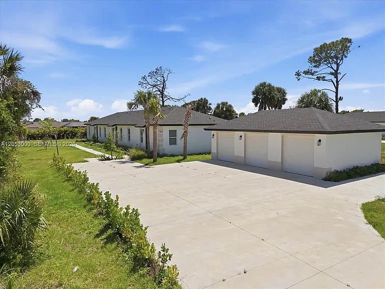 195 Port Charlotte #C — Photo 5
